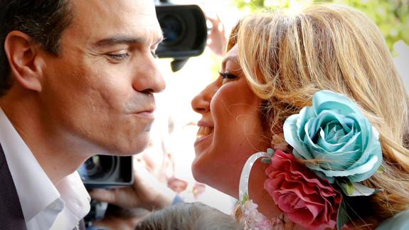 Pedro Sánchez y Susana Díaz, se saludan en la Feria de Abril de este año.