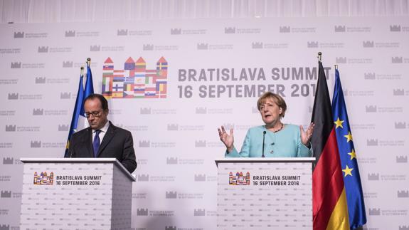 Hollande y Merkel, en Bratislava.