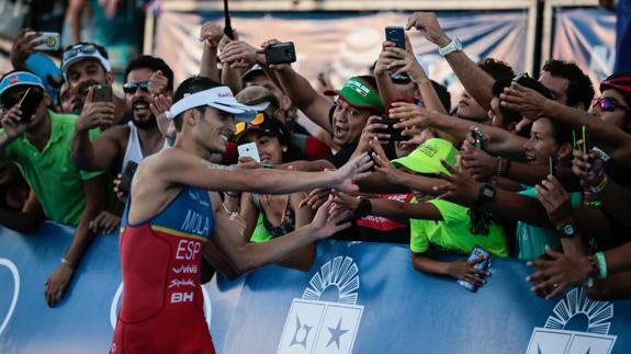 Mario Mola saluda al público tras finalizar la prueba. 
