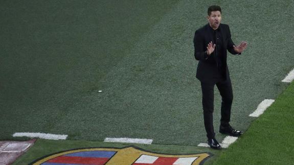 Diego Simeone, técnico del Atlético, en el Camp Nou. 