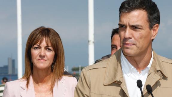 Pedro Sánchez en un acto electoral en Portugalete (Vizcaya) junto a la candidata socialista a lehendakari, Idoia Mendia.