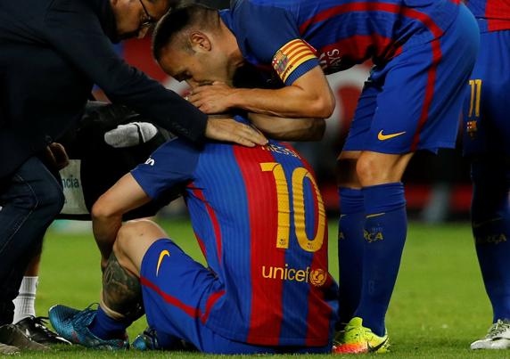 Messi recibe el apoyo de un compañero. 