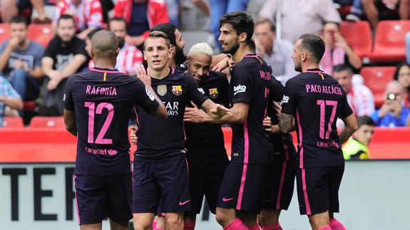 Algunos jugadores del FC Barcelona celebran un gol. 