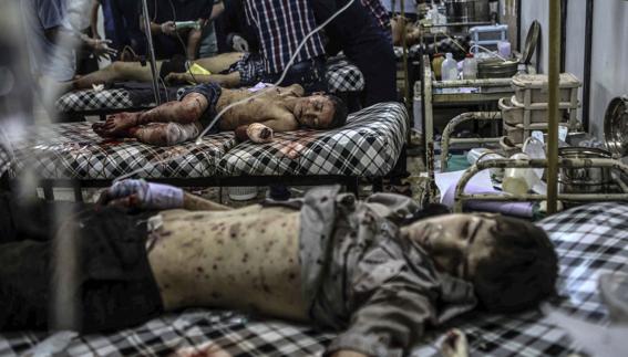 Varios heridos son atendidos en un hospital de campaña sirio.