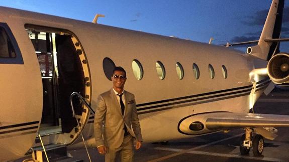 Cristiano Ronaldo, junto a su avión privado. 