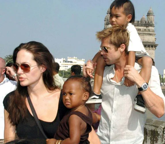 Angelina Jolie con su hija Zahara y Brad Pitt con su hijo Maddox en 2006.