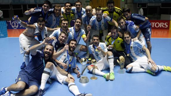 Los argentinos posan con sus trofeos. 