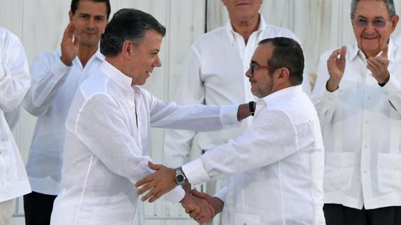 El máximo líder de las FARC, Timoleón Jiménez, "Timochenko, saluda al presidente colombiano, Juan Manuel Santos, durante un encuentro la semana pasada.