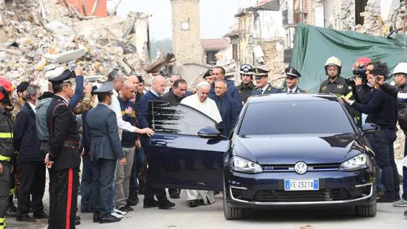 El Papa visita la 'zona cero' del terremoto en Amatrice.