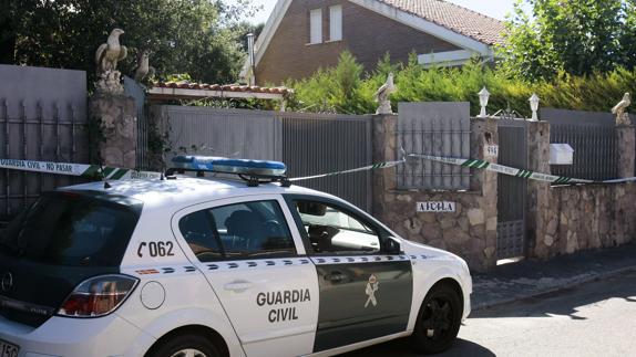 La Guardia Civil en la fachada del chalet donde se encontraban los cuerpos.