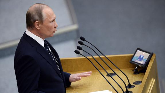 Vladimir Putin se dirige a los miembros de la Duma.