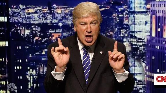 Alec Baldwin imitando a Trump.