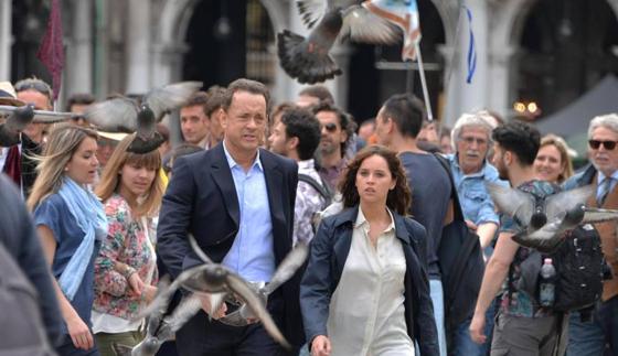 Hanks y Jones, entre palomas y turistas en Venecia.