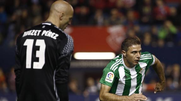 Joaquín corre tras marcar gol. 