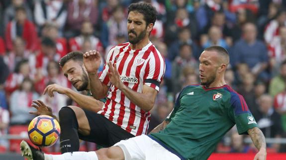 Raúl García pugna un balón. 