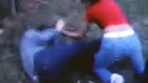 Fotograma de un vídeo en el que un joven golpea a otro