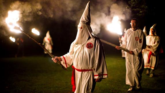 Miembros del Ku Klux Klan en una ceremonia