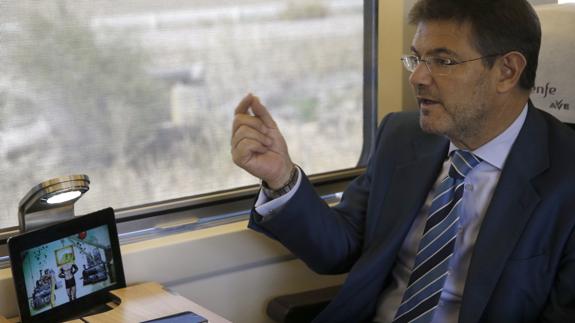 Rafael Catalá viaja en tren