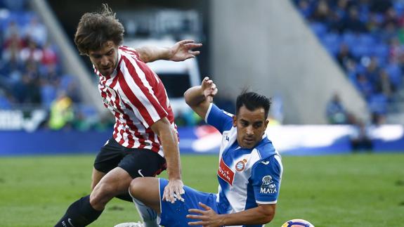 Raúl García, sentado sobre el césped. 