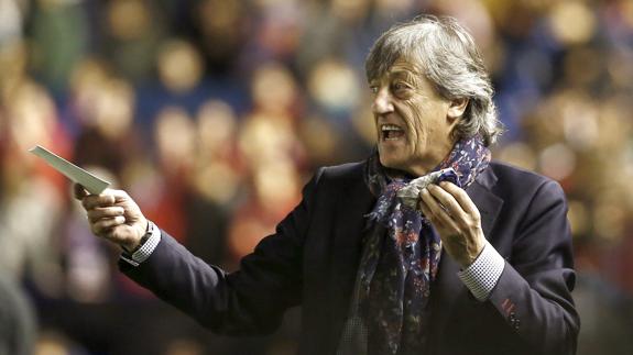 Enrique Martín, durante un partido del Osasuna esta temporada.