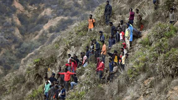 Inmigrantes africanos, en la frontera entre Marruecos y Ceuta.