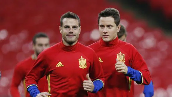César Azpilicueta y Ander Herrera en el entrenamiento oficial de España en Wembley 