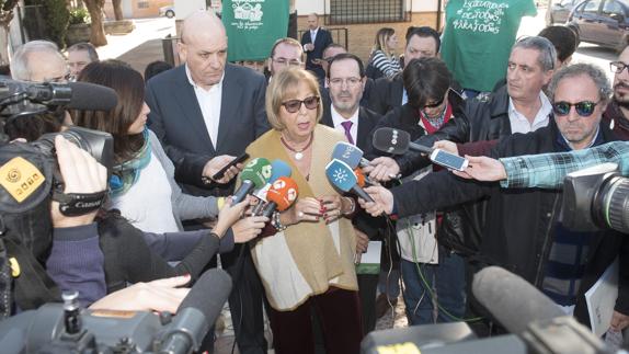 La consejera de Educación, Adelaida de la Calle, en las puertas del colegio.