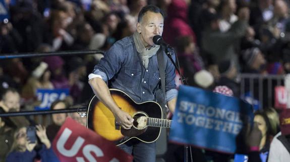 El músico estadounidense en un acto de campaña de Hillary Clinton, en Filadelfia. 