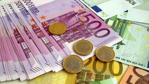 Monedas y billetes de euro. 