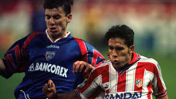 Prodan, con la camiseta del Steaua, en un partido ante el Atlético. 