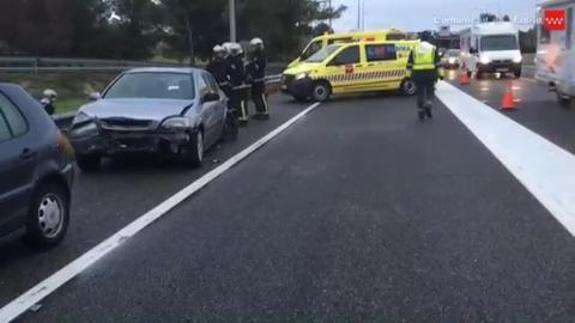 Efectivos de seguridad junto los vehículos siniestrados.