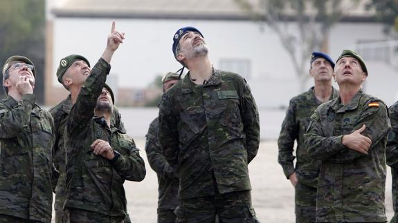 Felipe VI observa el lanzamiento de los paracaidistas. 