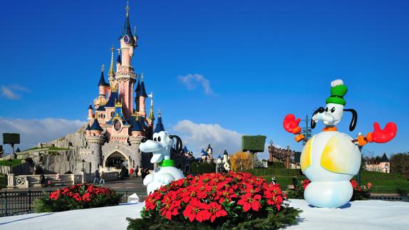 Plaza del Castillo de Disneyland París con decoración navideña.