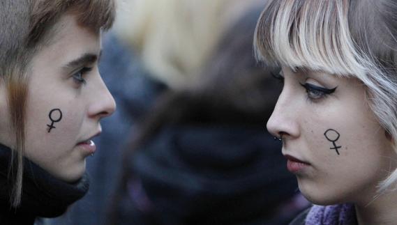 Mujeres protestan en Madrid por los casos de villencia machista.