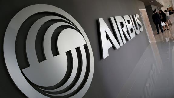 Logotipo de Airbus en las oficinas del grupo en Singapur.