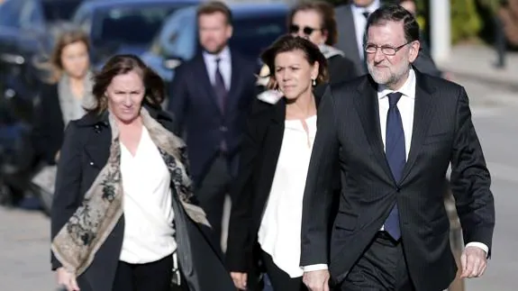Rajoy acompañado por Cospedal y su esposa Elvira Fernández.