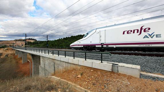 Un tren AVE en marcha.