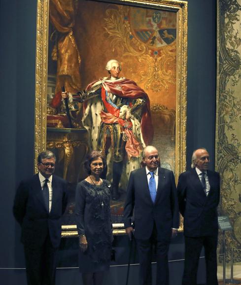 Los reyes Juan Carlos y Sofía, junto al presidente de Patrimonio Nacional, Alfredo Pérez de Armiñán (i), y Antonio Escámez (d). 