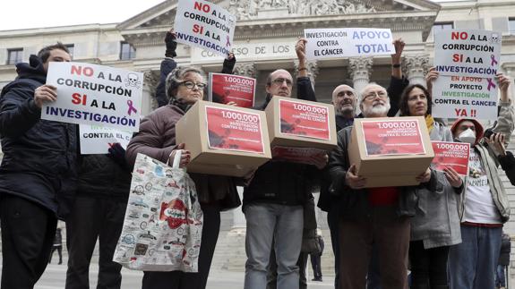 El doctor Sebastián Martín Recio antes de entregar las firmas en el Congreso.