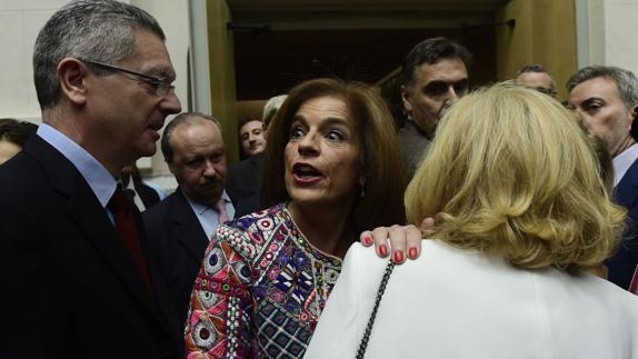 Los exalcaldes Alberto Ruiz Gallardón (izq.) y Ana Botella (dcha.), salpicados por la polémica.