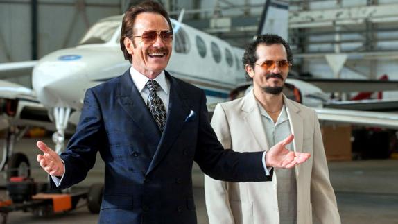 Bryan Cranston y John Leguizamo en 'Infiltrado'.