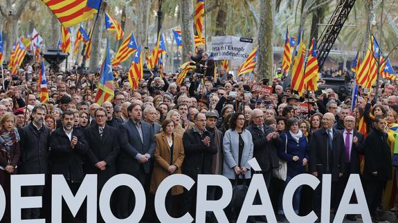 La presidenta del Parlament, Carme Forcadell (c), acompañada por miembros del gobierno catalán.