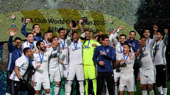 Los jugadores del Real Madrid levantan la copa en Yokohama. 