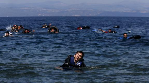 Varios refugiados, en el mar.