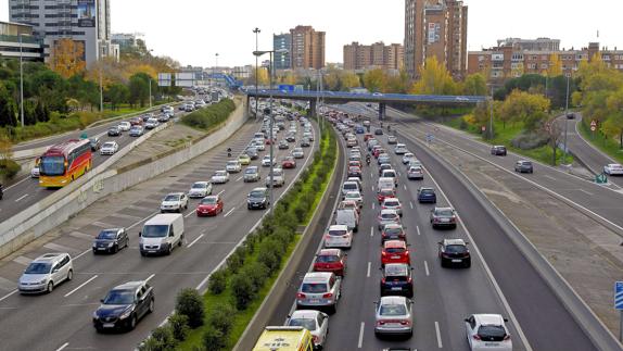 Cientos de vehículos en el puente de la Constitución.