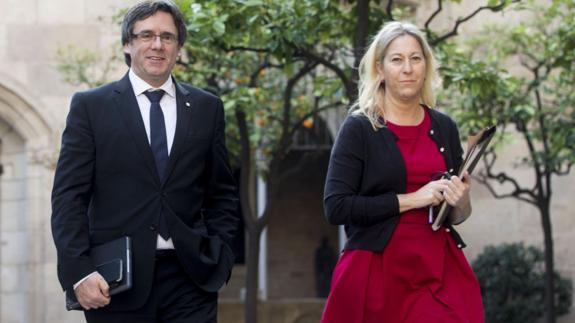 Carles Puigdemont y la consellera de la Vicepresidencia Neus Munté.