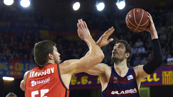 Ante Tomic y el pívot ucraniano del Valencia Basket Viacheslav Kravtsov.