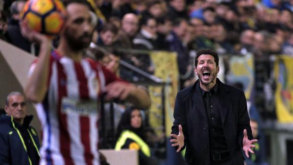 Simeone, dando órdenes a Jaunfran. 