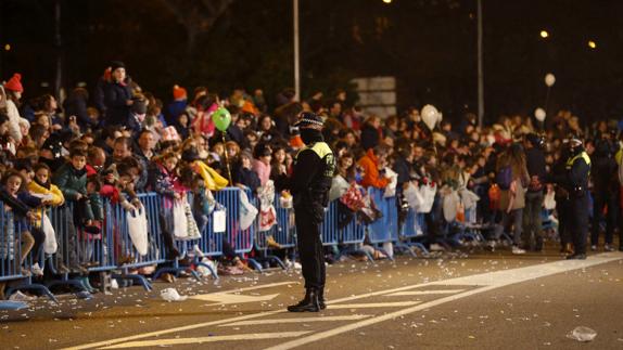 Agentes de Policías velan por la seguridad de la cabalgata de Reyes en Madrid.