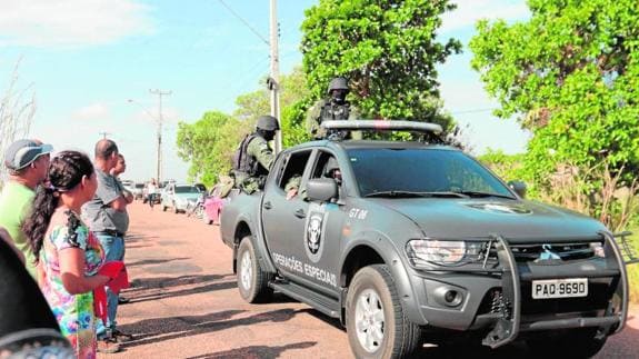 Agentes de Policía acceden a la Penitenciaria Agrícola de Monte Cristo.